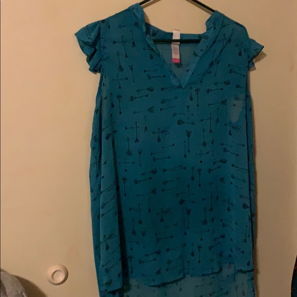 Xxl sleeveless blouse with arrow details